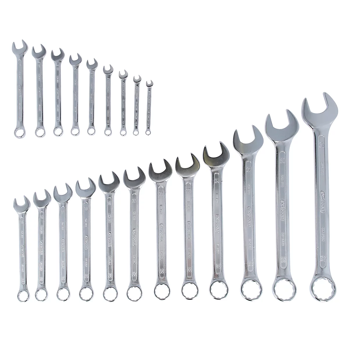 Eine Anordnung von Schraubenschlüsseln unterschiedlicher Größen, vor weißem Hintergrund.